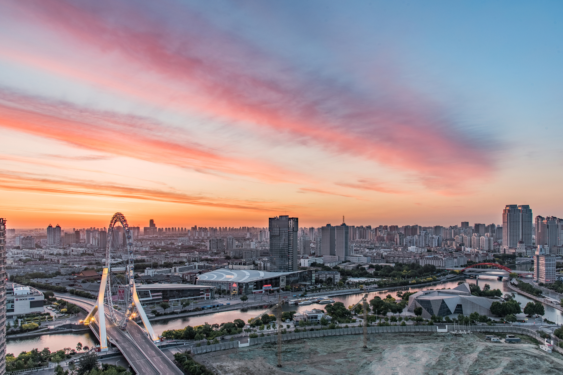 黎明中的城市