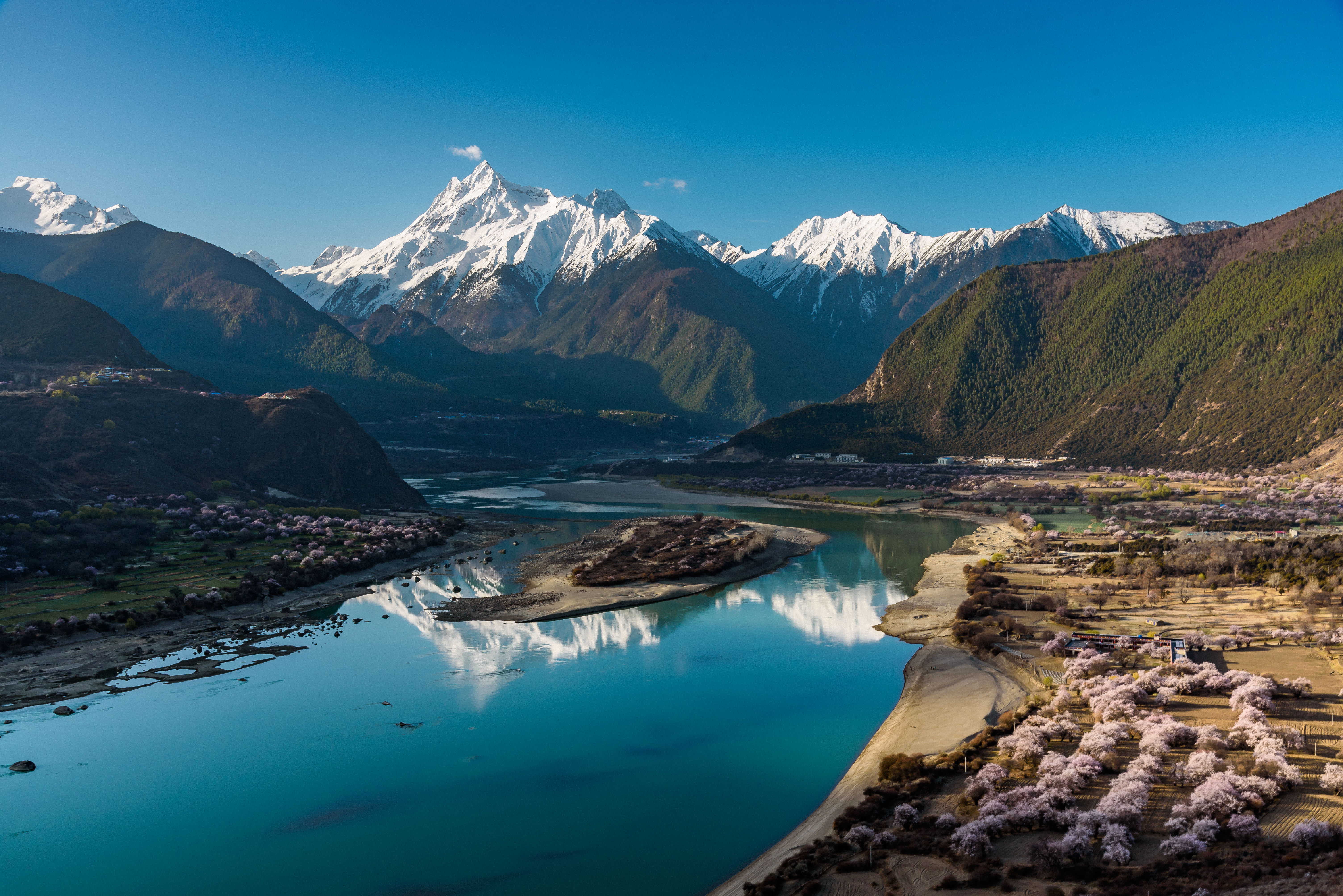 桃花盛开在南迦巴瓦峰下_游侠客摄影_摄影旅游站