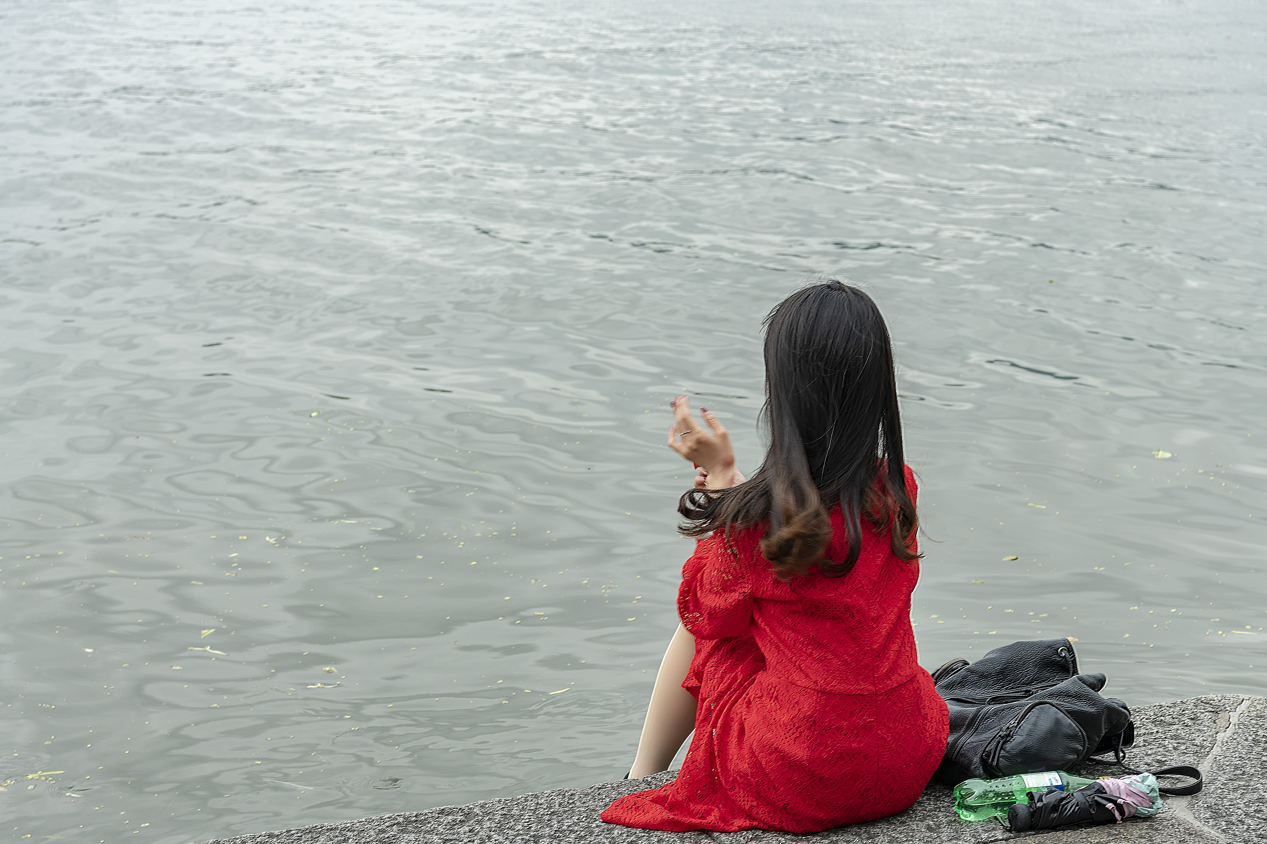 西湖边游客背影照