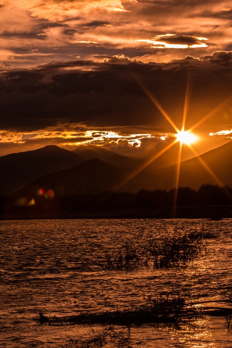 雅鲁藏布江的美丽夕阳