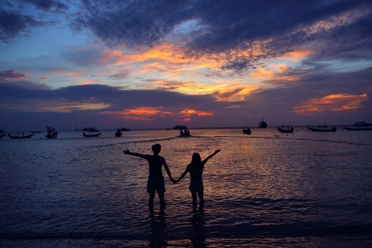 海岛落日与情侣