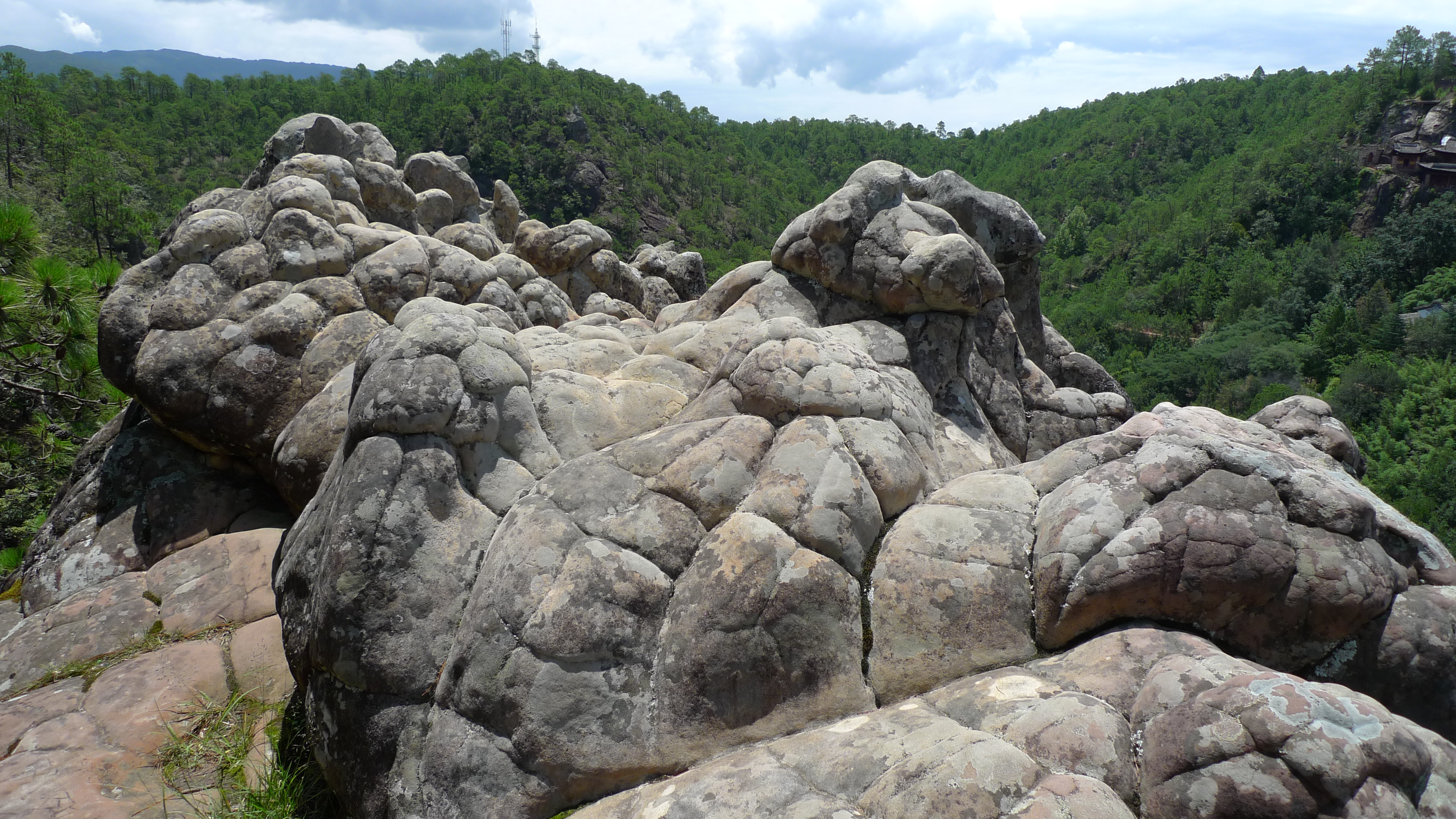 云南石宝山的石头