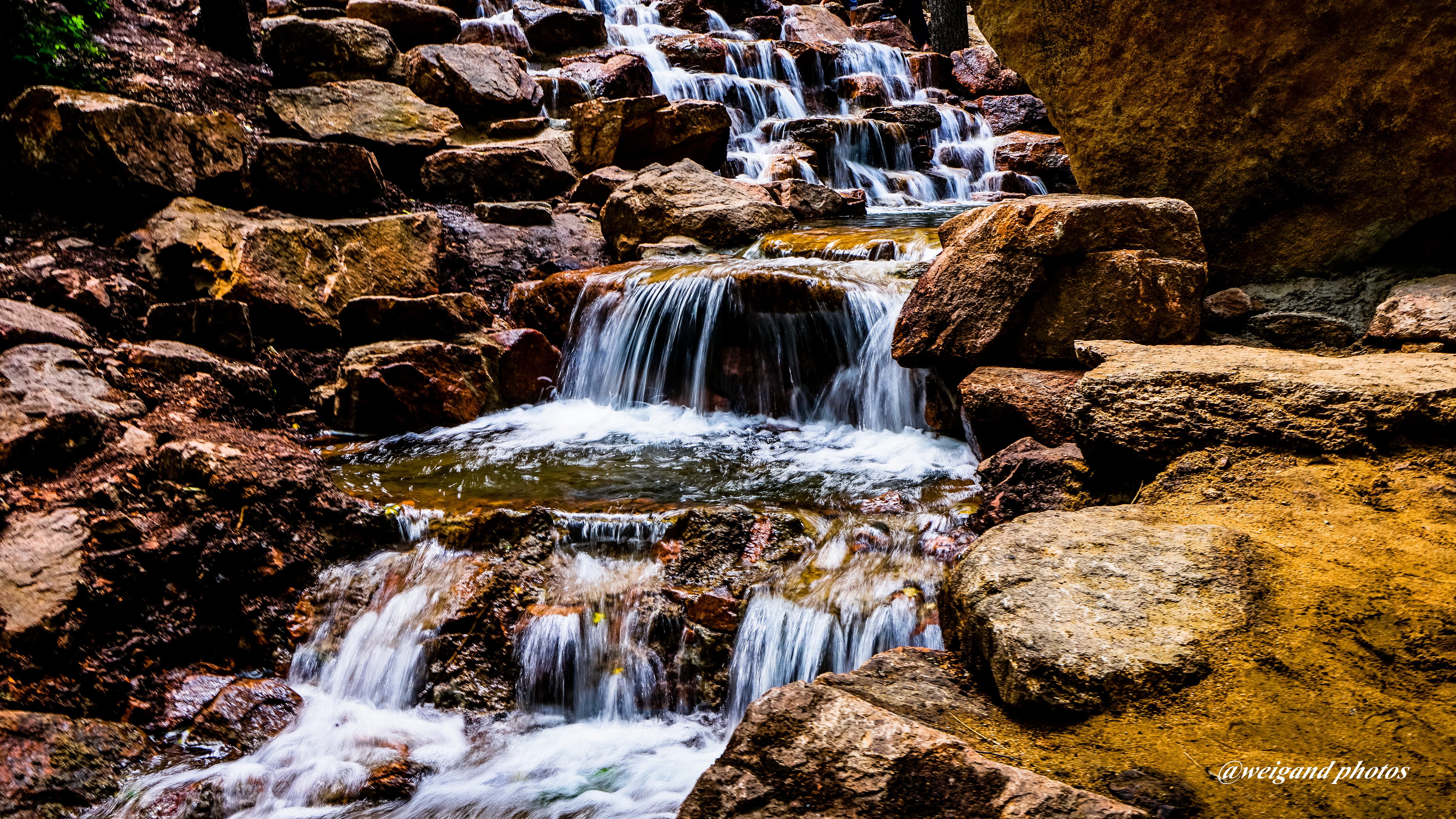 泉水叮咚 溪水潺潺