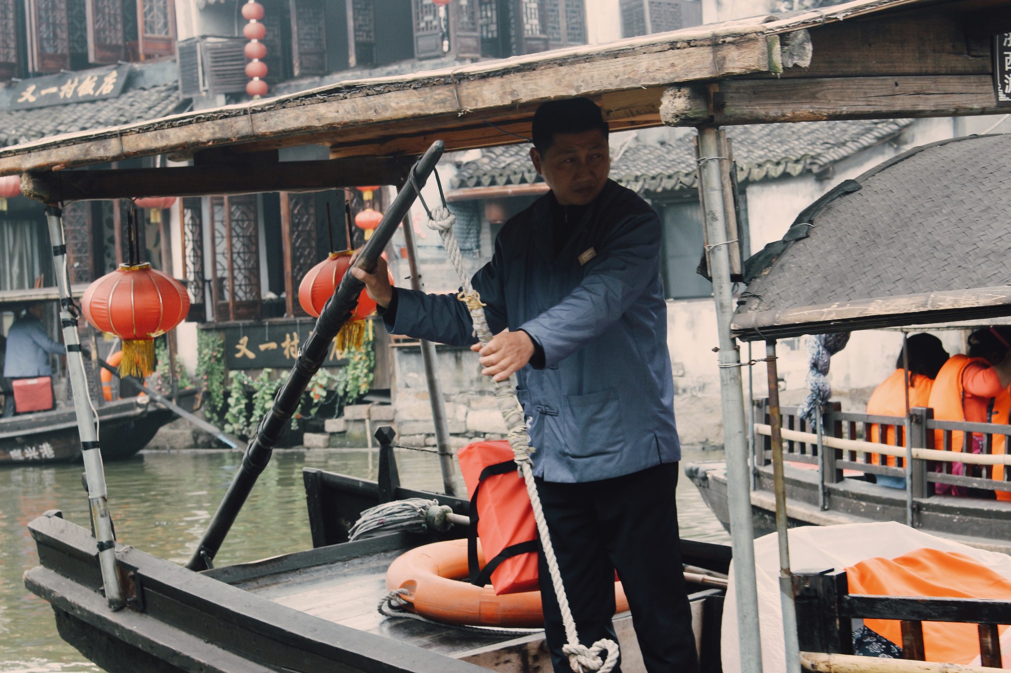 撑船的渔夫_游侠客摄影_摄影旅游站