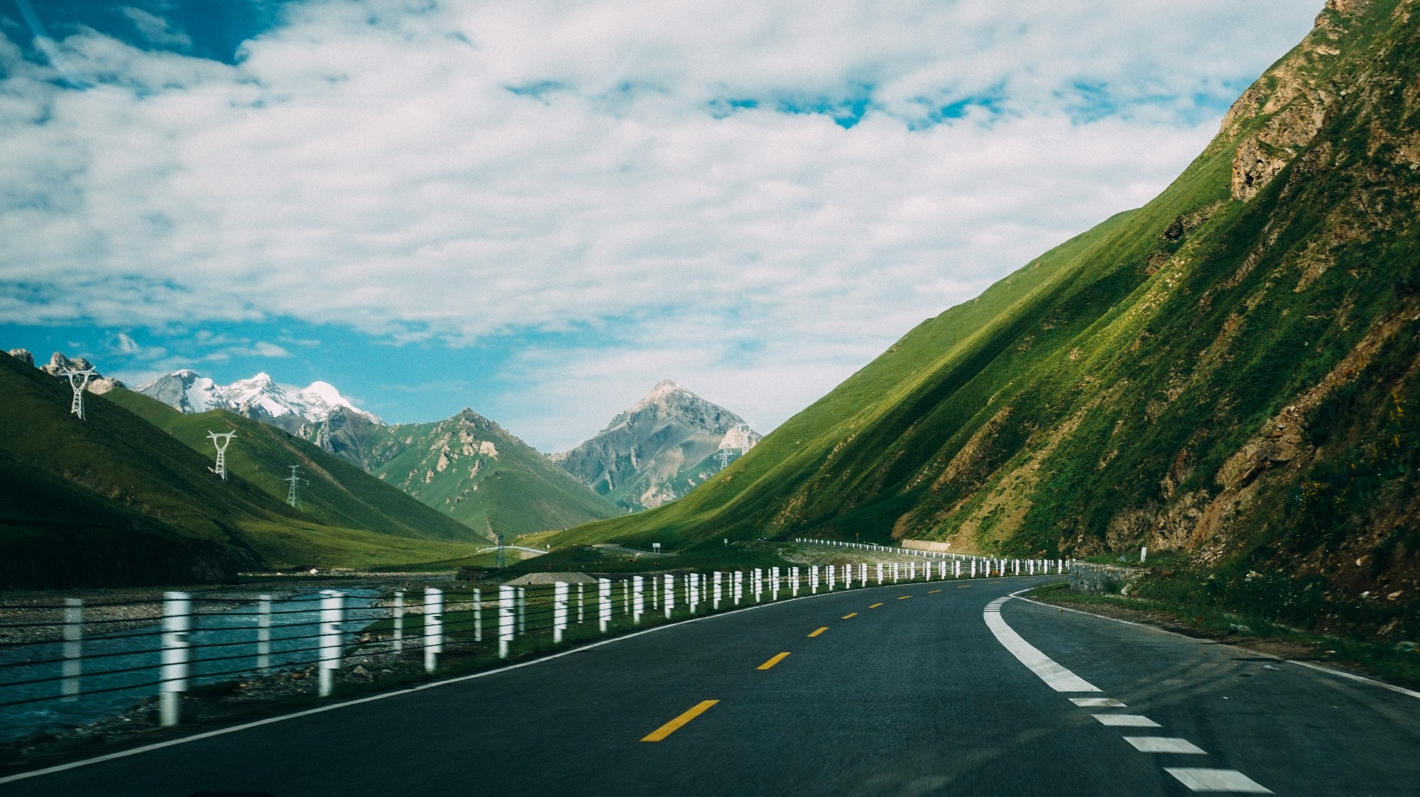 雪山下的独库公路