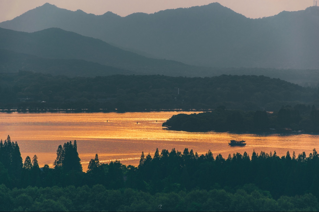 夕阳下的三潭印月